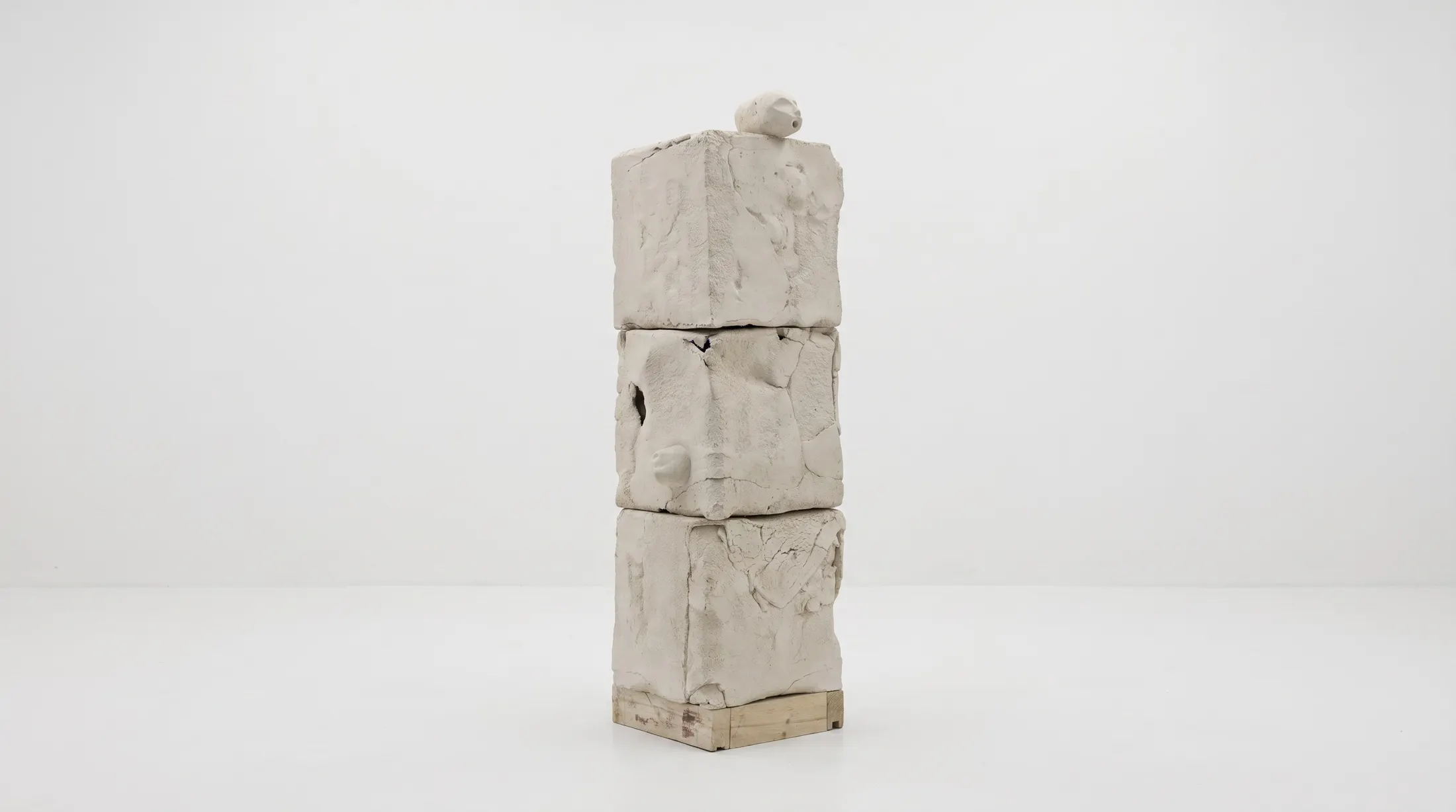 L'acrolithe qui s'en allait chercher son corps, 2026. Grès, bois, 140 × 38 × 40 cm. Photo © Margot Anquez Bariseau