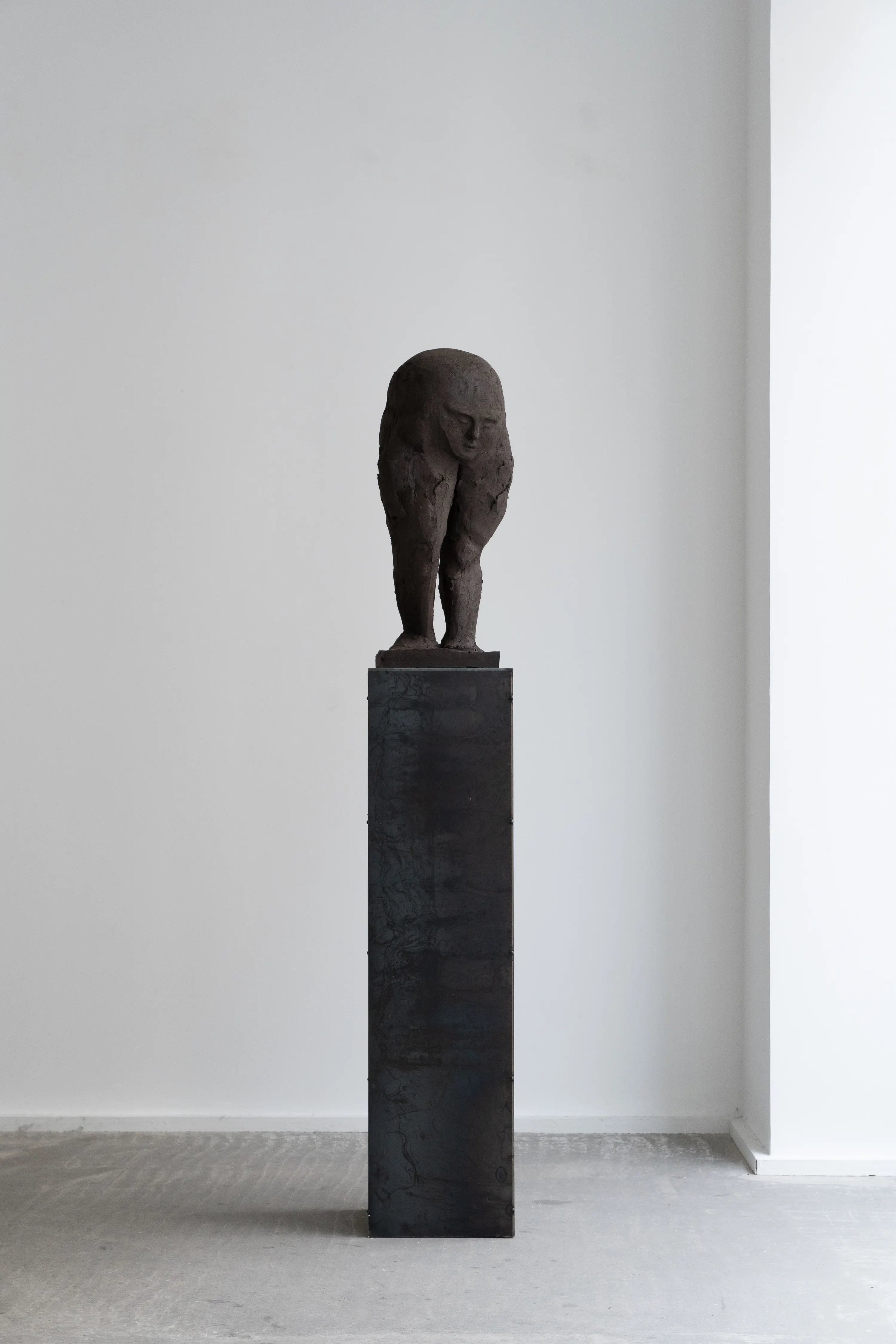 Baubô, 2025. Grès, 63 × 26 × 25 cm. Photo © Octave Pineau-Furet