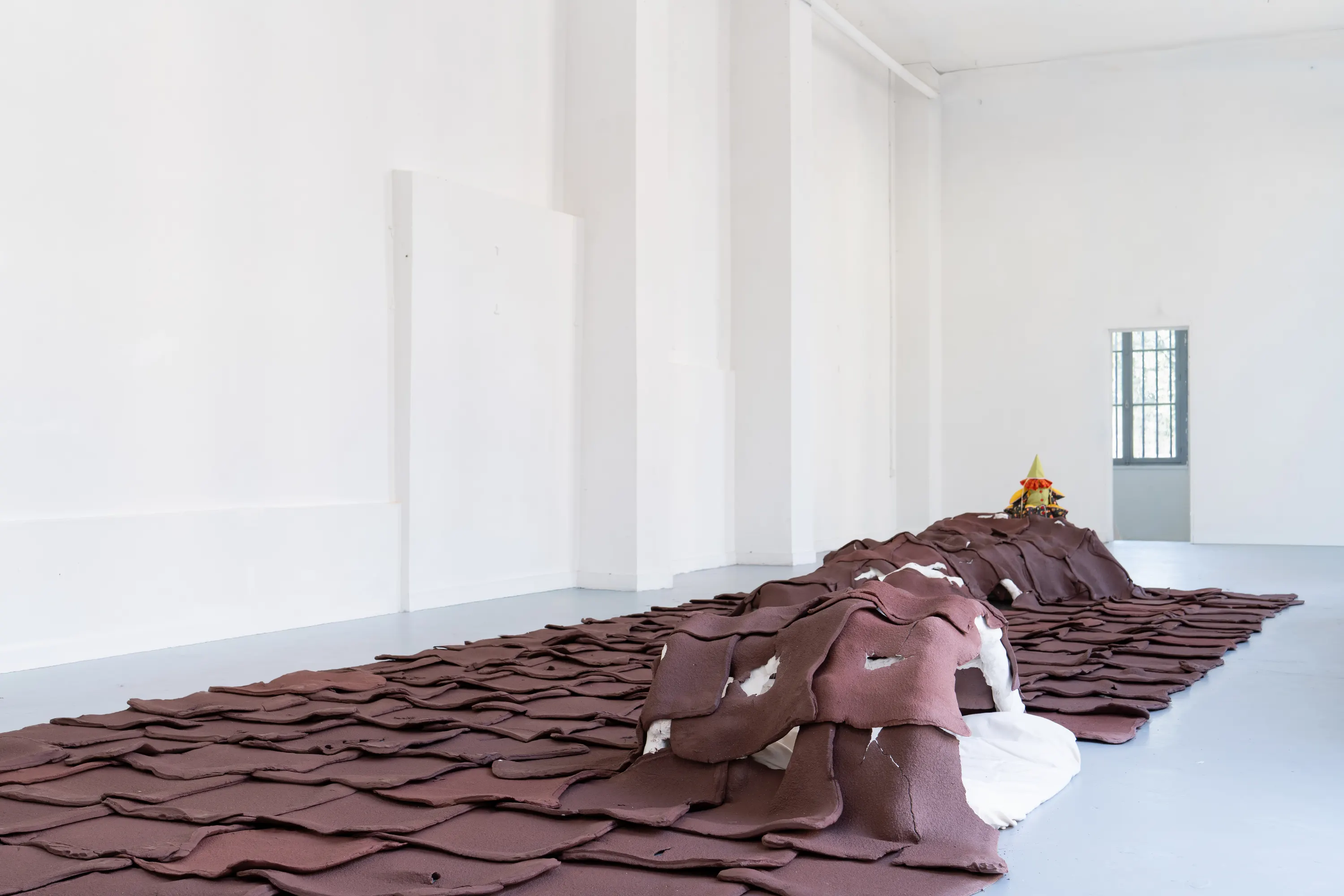 Elle est nue sous ses cheveux, 2026. Vue de l'installation, Beaux-Arts de Paris. Photo © Margot Anquez-Bariseau