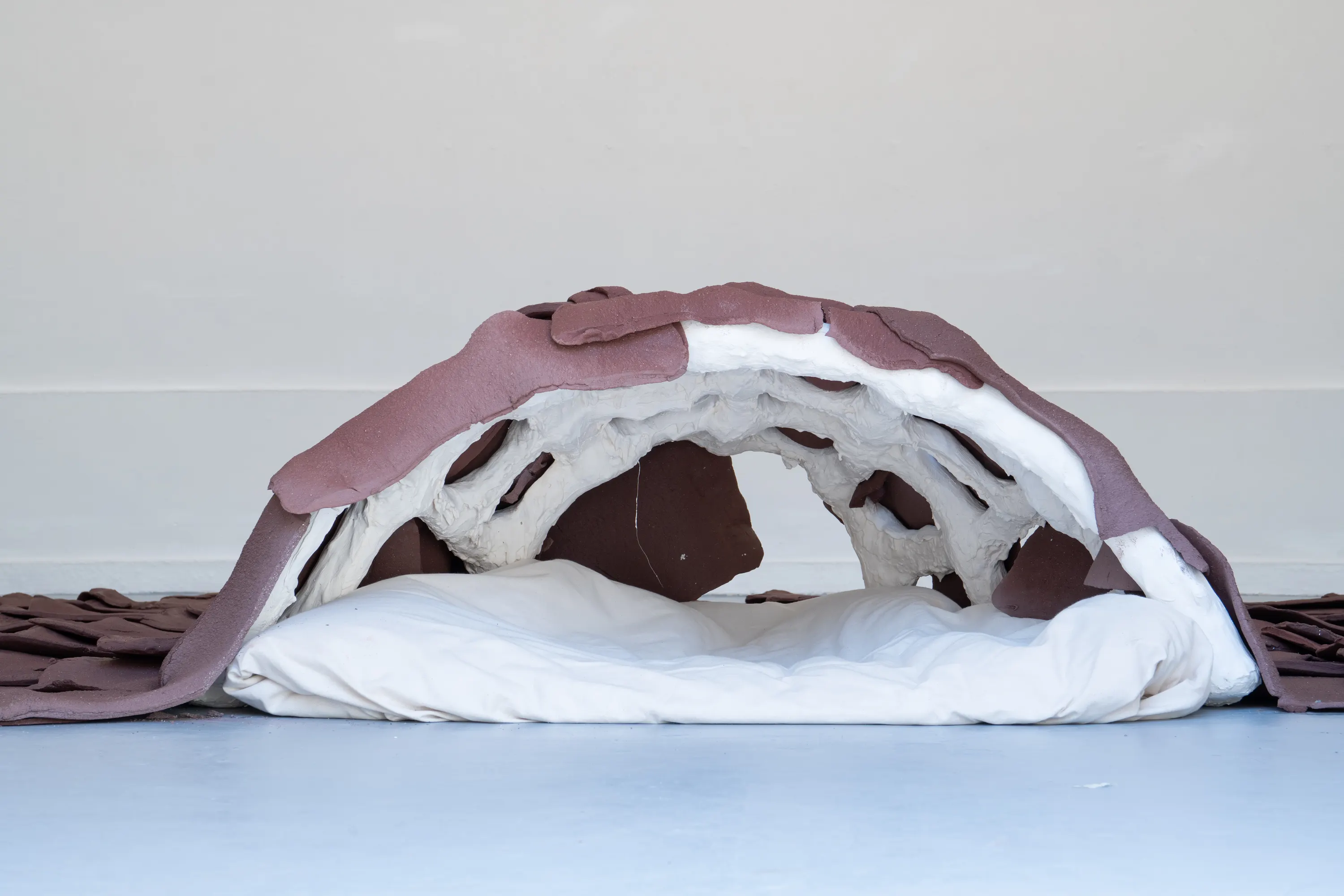 Elle est nue sous ses cheveux, 2026. Vue de l'installation, Beaux-Arts de Paris. Photo © Margot Anquez-Bariseau