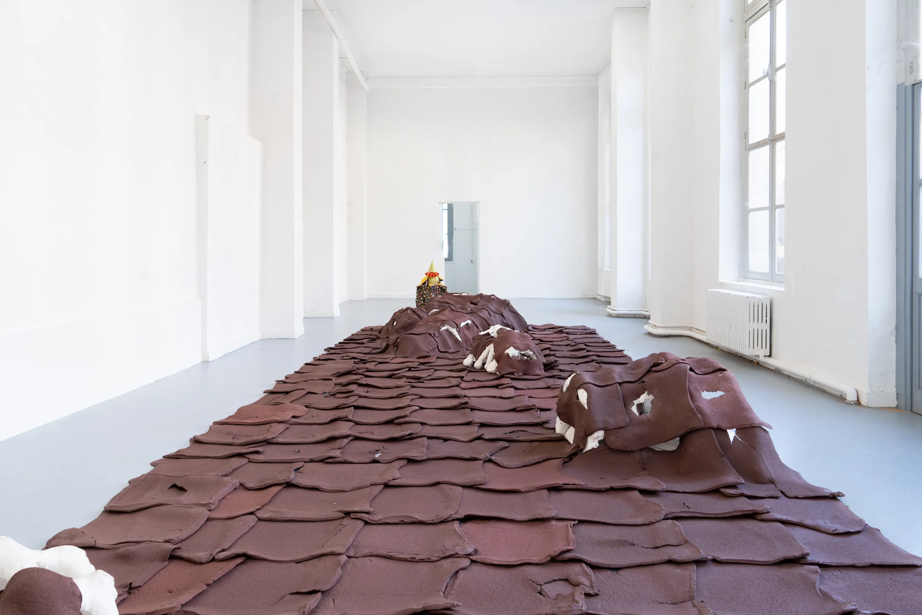 Elle est nue sous ses cheveux, 2026. Vue de l'installation, Beaux-Arts de Paris. Photo © Margot Anquez-Bariseau