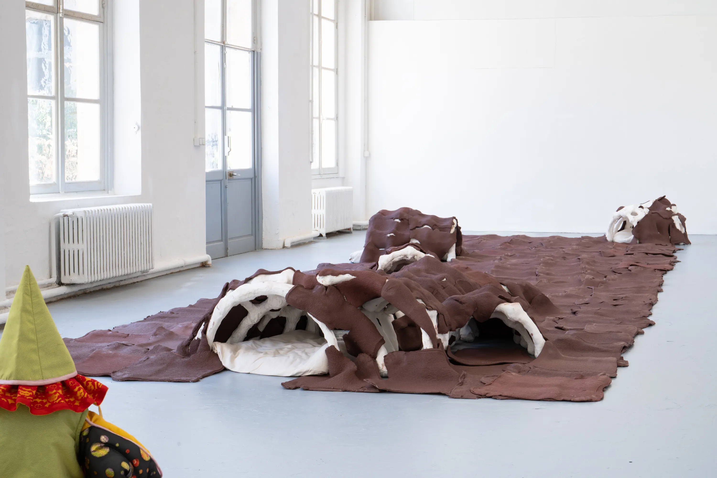 Elle est nue sous ses cheveux, 2026. Vue de l'installation, Beaux-Arts de Paris. Photo © Margot Anquez-Bariseau