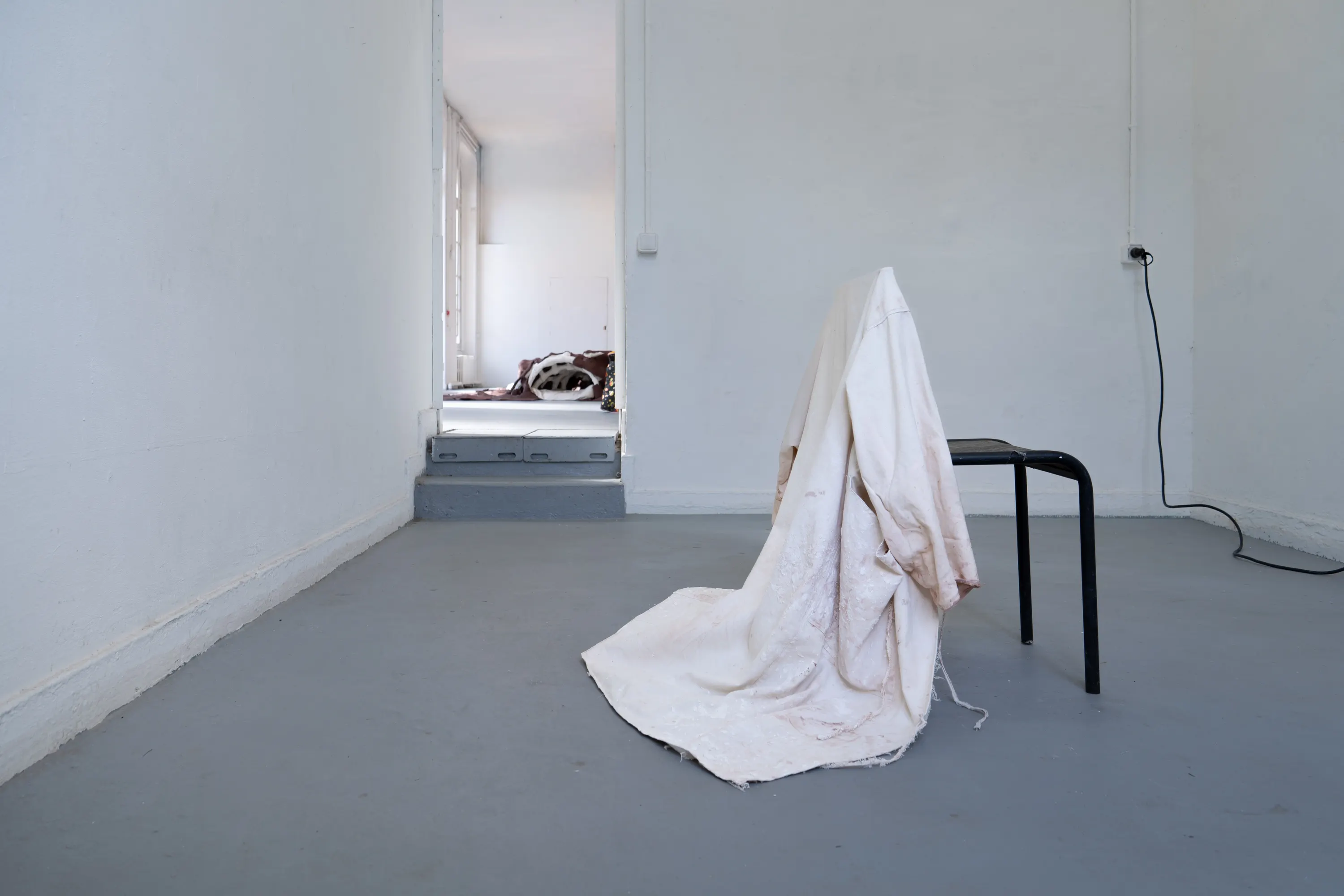 Elle est nue sous ses cheveux, 2026. Vue de l'installation, Beaux-Arts de Paris. Photo © Margot Anquez-Bariseau