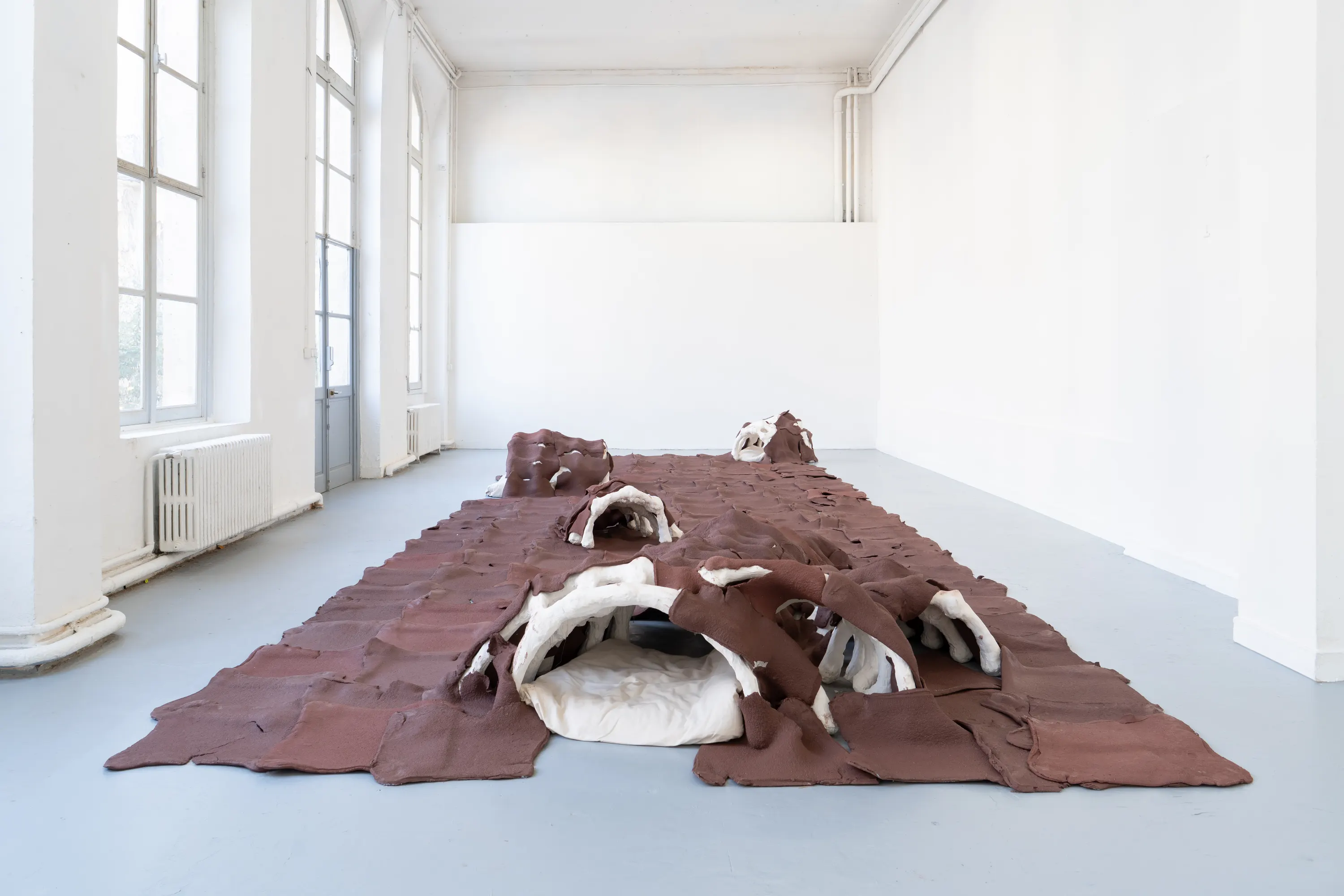 Elle est nue sous ses cheveux, 2026. Vue de l'installation, Beaux-Arts de Paris. Photo © Margot Anquez-Bariseau