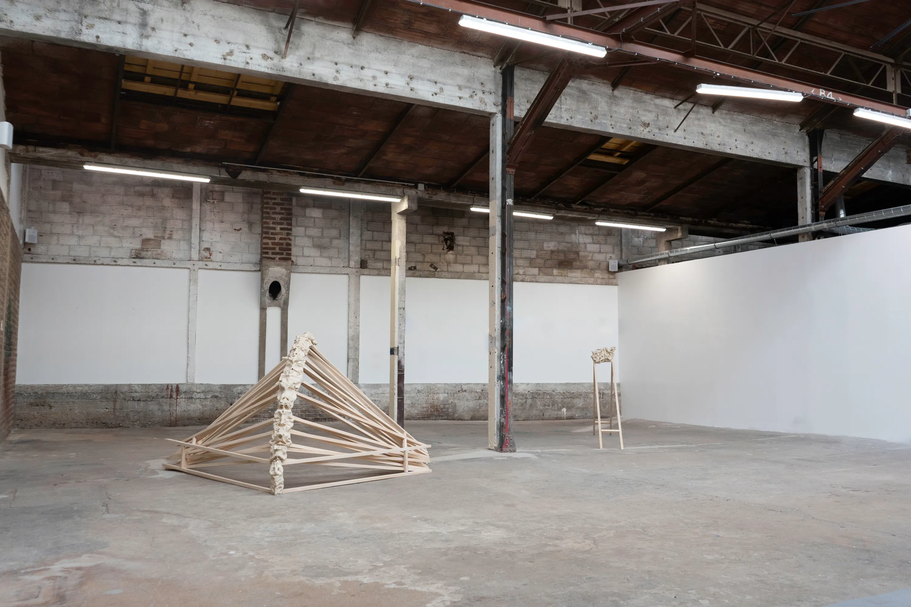 NinTi, 2024. Bois et céramique, 300 × 260 × 130 cm. Centre d'art Les Jardiniers, Montrouge, FR. Photo © Margot Anquez Bariseau