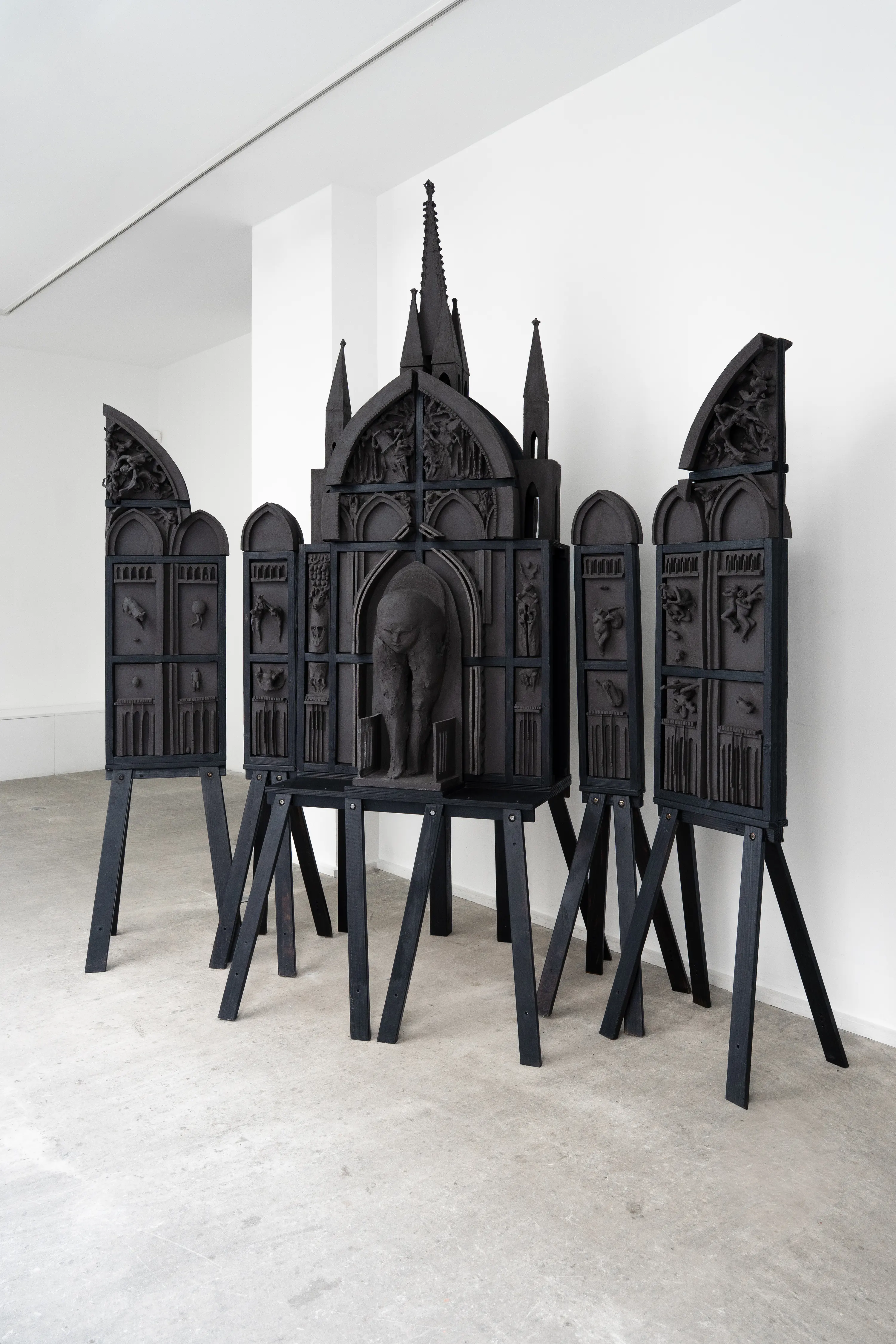 Oratoire, 2025. Grès, bois brûlé, 285 × 236 × 110 cm. Photo © Octave Pineau-Furet
