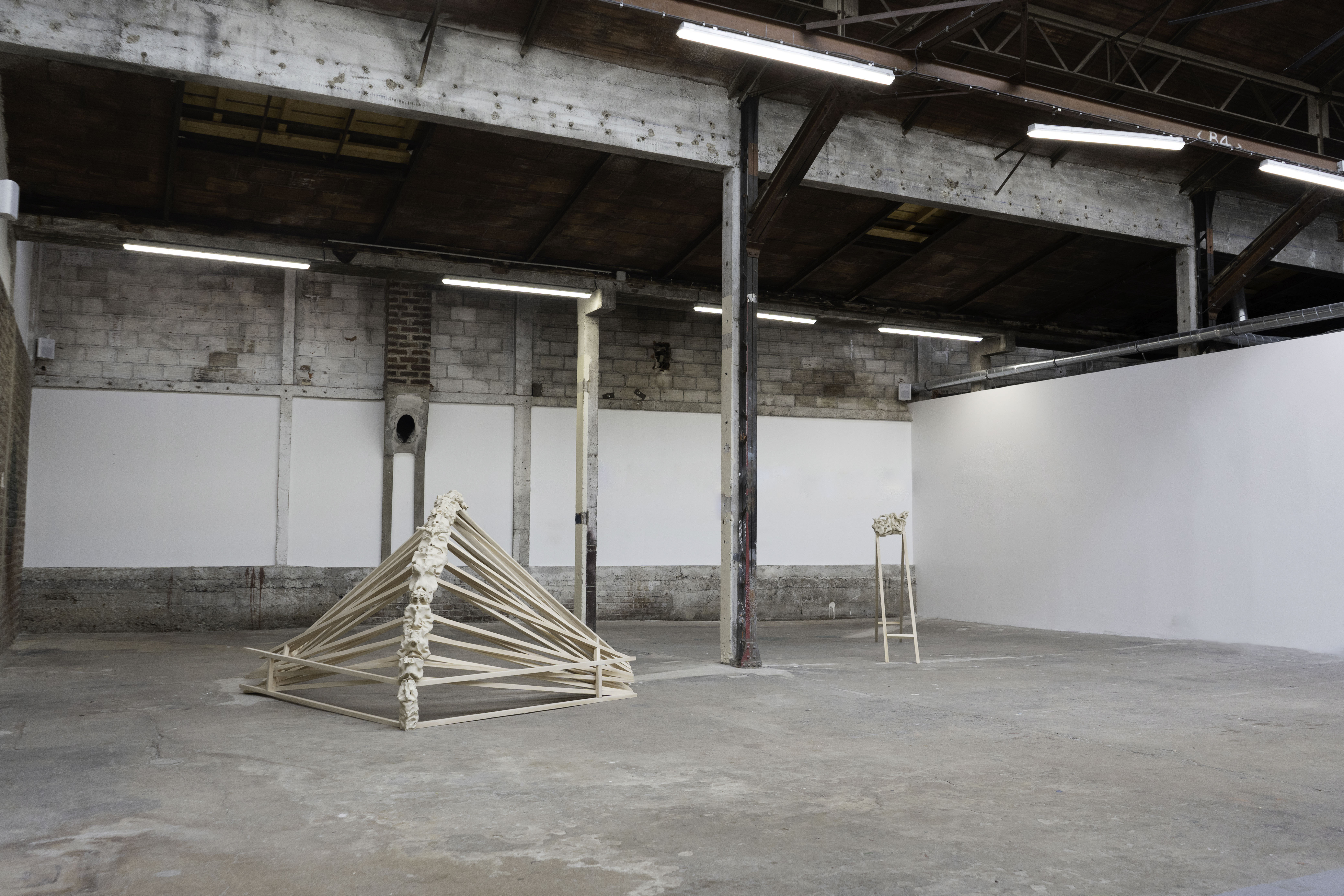 NinTi, 2024. Wood and ceramic, 300 × 260 × 130 cm. Les Jardiniers, Montrouge, FR. Photo © Margot Anquez Bariseau